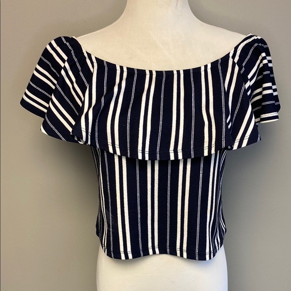 AKIRA White and Black Ruffled Flutter Sleeve Crop Top - Picture 1 of 7